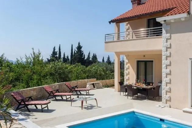Villa Avoca - Four Bedroom Apartment With Two Balconies and Swimming Pool ID Direct Booker 2124