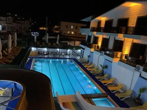 Avşa Ataş Aqua Otel - Gece Görünümü