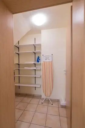 Awad's Yellow Apartment - İç Mekan