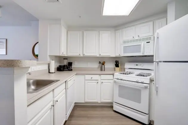 Awesome 1 Bedroom Condo at Ballston - Mutfak