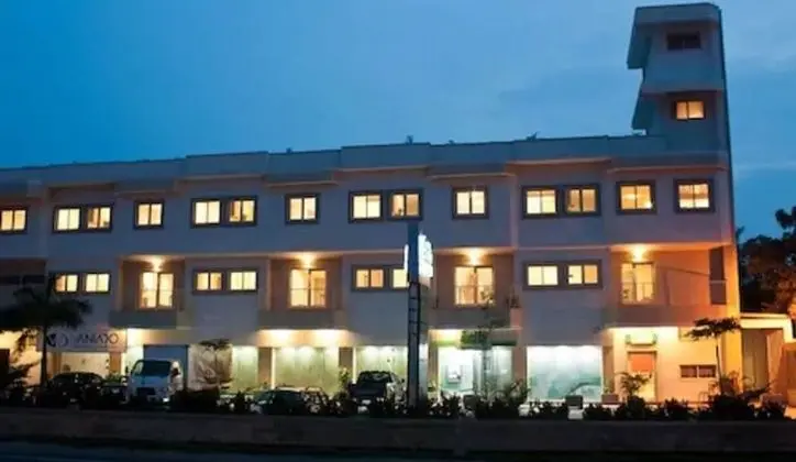 Axis Suites Hotel