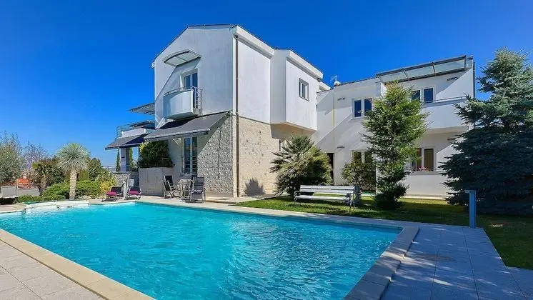 Villa Aylin, 5-bed, Next to the sea