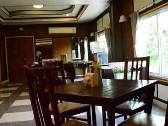 At Ayutthaya Hotel - Yerinde Yemek