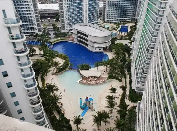 Azure Luxury City Suites by VacationsPH - Havuz