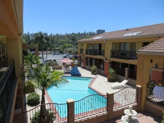 Azusa INN Motel - Havuz