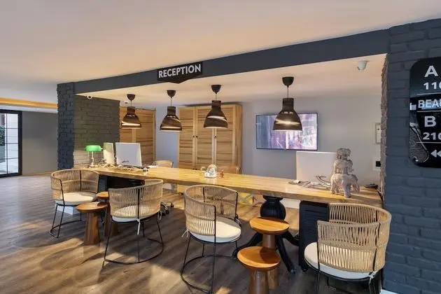 Azuu Hotel - Lobi