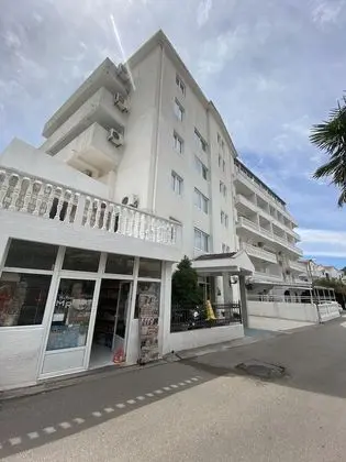 Azzuro Apartments