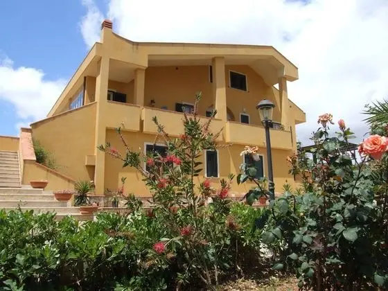 B b S Elia Villa Surrounded by Greenery Inside the Historic Dubini Park