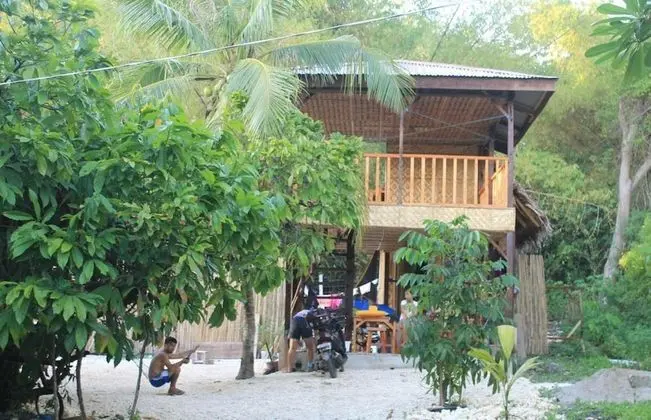 B-hol Huts - Hostel