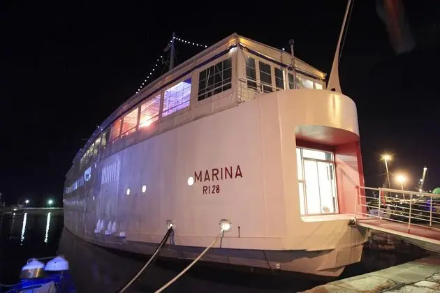 BOTEL MARINA