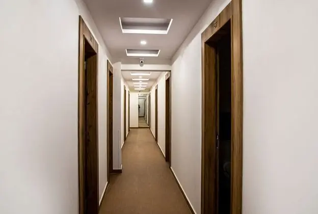 Hotel Baba's Residency - Lobi