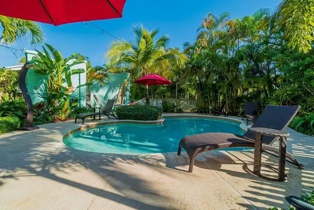Bahama Breeze Bungalow Vacation Rental, Beach, Shops & Restaurants! - Havuz