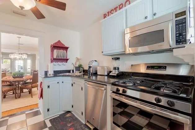 Bahama Breeze Bungalow Vacation Rental, Beach, Shops & Restaurants! - Mutfak