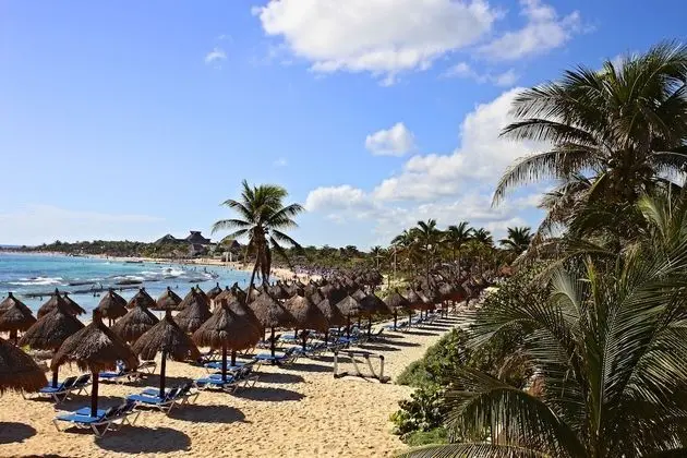 Bahia Principe Vacation Rentals - Four-Bedroom House - Plaj