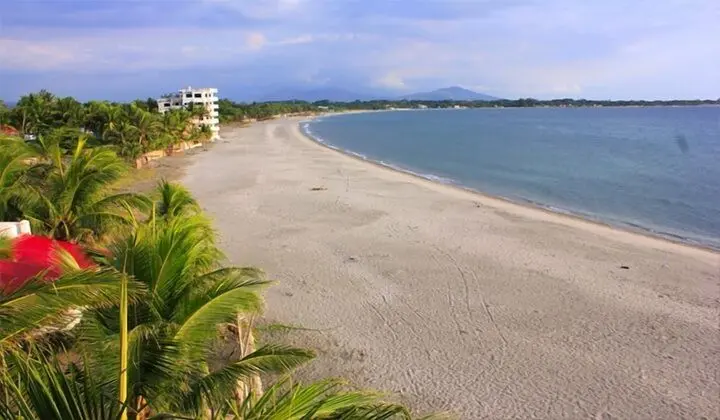 Bakasyunan Resort Zambales - Plaj