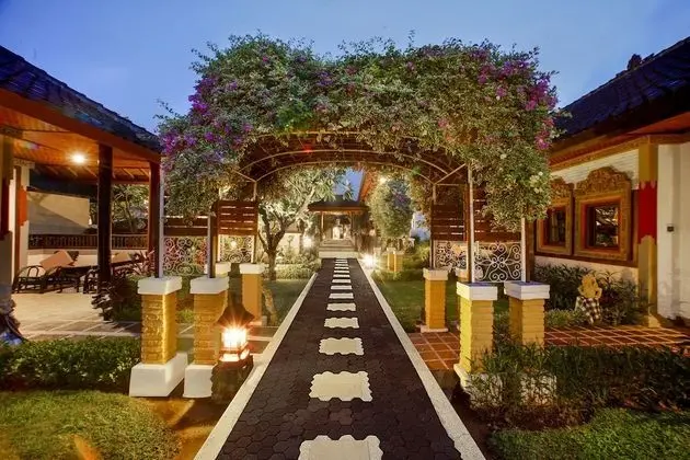 Bali Taman Lovina Resort & Spa Suites - Dış Mekan