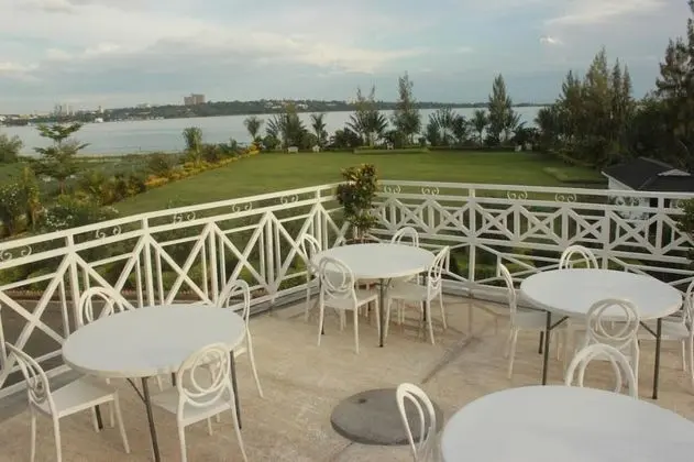 Balmoral Beach Hotel