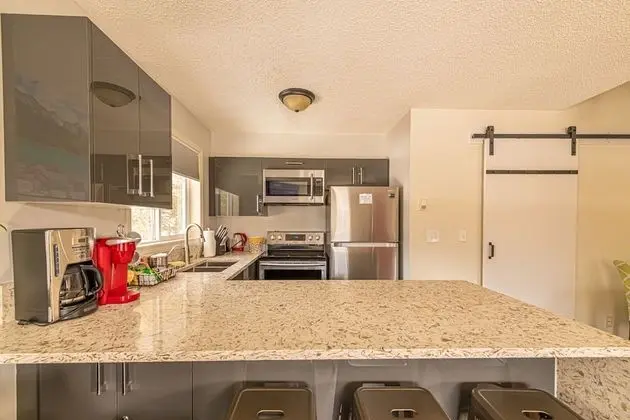 Banff Boundary Lodge 2 BR Condo & studio - Mutfak