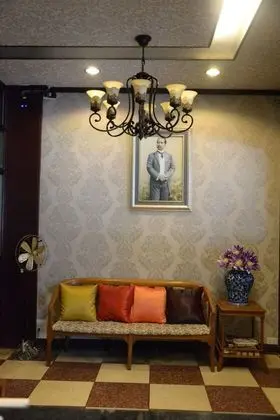 At Bangkok Hotel - Lobi