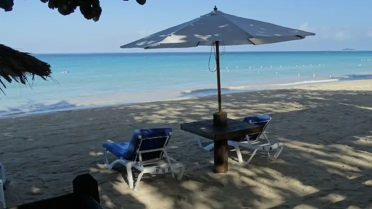 Bar-B-Barn Beach Hotel