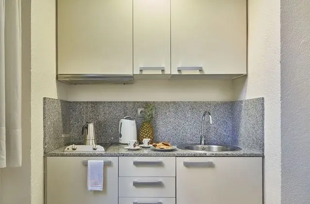 Barcelona Sants Station Apartments - Mutfak