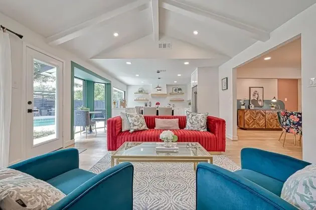 Barefoot in Spring Branch, Modern Chic Home With Private Pool, Gourmet Kitchen