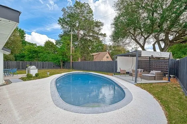 Barefoot in Spring Branch, Modern Chic Home With Private Pool, Gourmet Kitchen