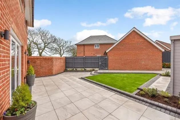 Barfoot Close