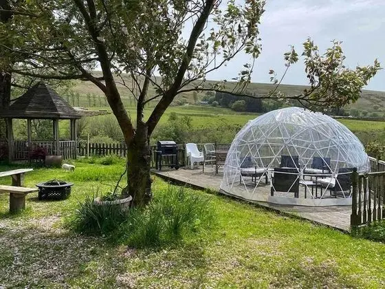 Barn Cottage - Farm Park Stay with Hot Tub, BBQ & Fire Pit - Dış Mekan