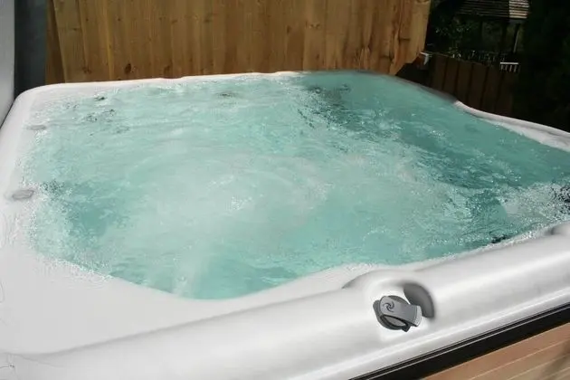 Barn Cottage - Farm Park Stay with Hot Tub, BBQ & Fire Pit - Havuz