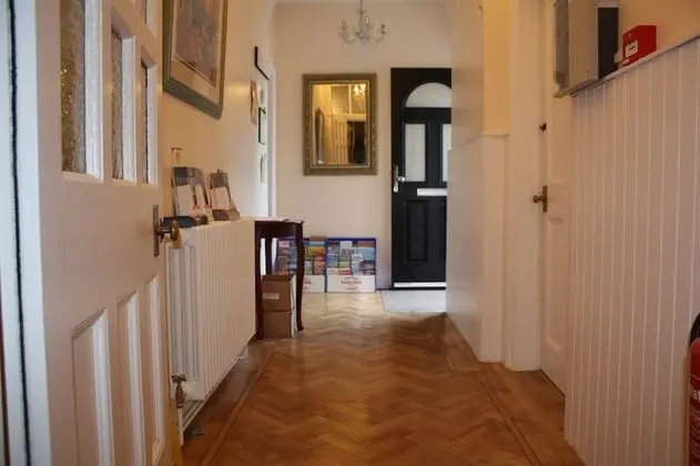 Barons Court - Lobi