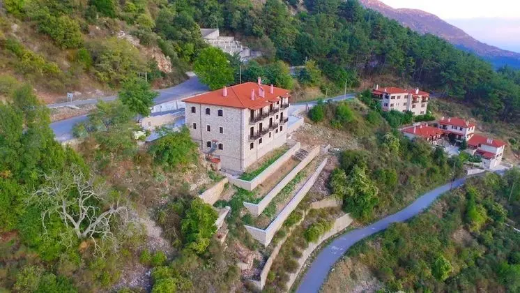 Baroutomilos Hotel
