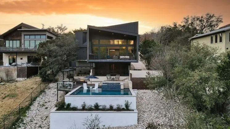 Barton by Avantstay Lake Views w/ Hot Tub, Pool & Ping Pong!