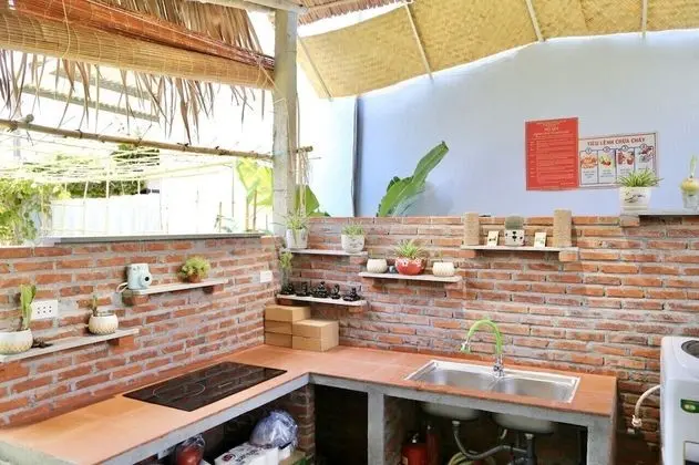 Ba's Garden Beachside Homestay - Yerinde Yemek