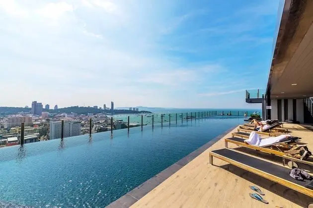 The Base Central Pattaya by Favstay - Havuz