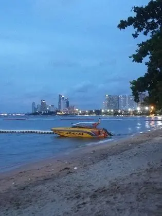 The Base Pattaya by Avi - Plaj