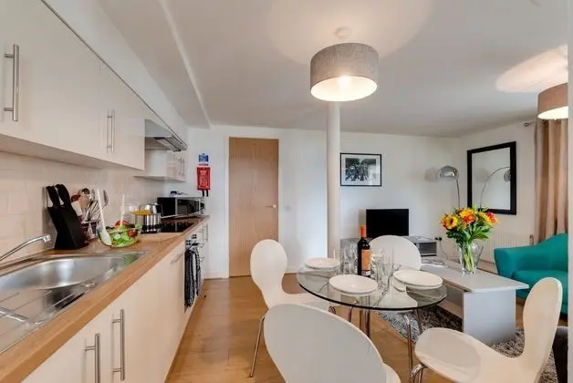 Base Serviced Apartments - The Docks - Mutfak