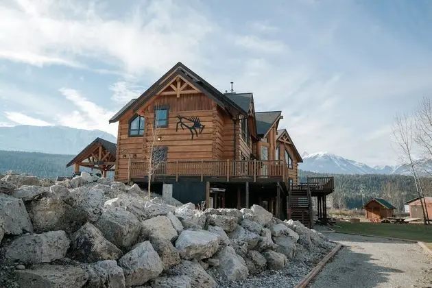 Basecamp Lodge Golden - Dış Mekan