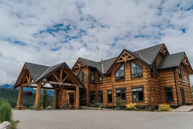 Basecamp Lodge Golden - Dış Mekan