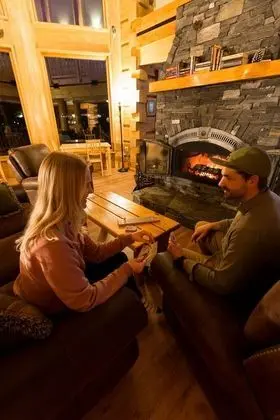 Basecamp Lodge Golden - Lobi