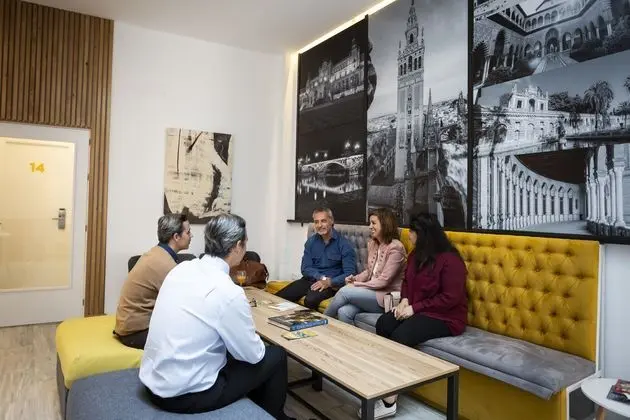 Basic Hotel Sevilla Catedral - Lobi