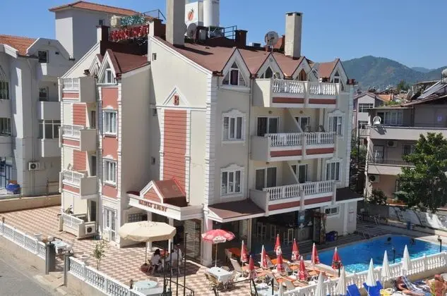 Basils Apart Hotel