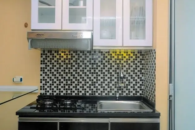 Bassura City 2BR Apartment with Minimalist Design near Shopping Mall - Mutfak