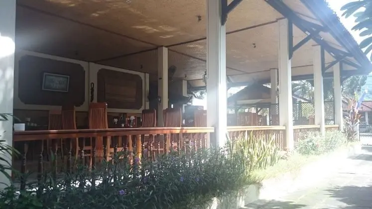 Batu Bolong Cottages - Yerinde Yemek