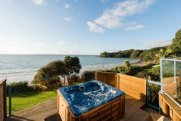 By the Bay Beachfront Apartments - Havuz