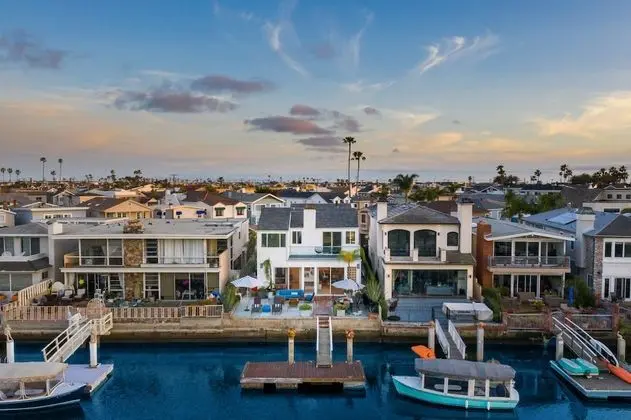Bay Breeze by Avantstay Bayfront Home w/ Fire Pit & Private Dock in Balboa Peninsula