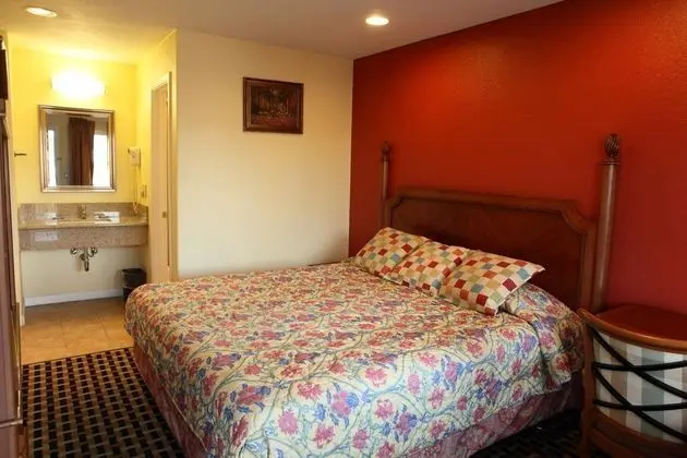 Bay Breeze Inn - 1
