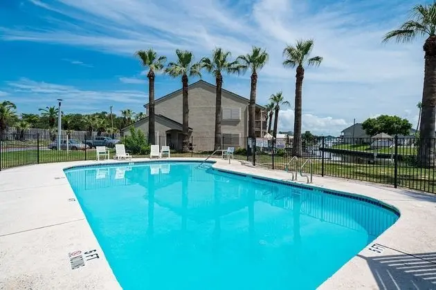 Bay House Condos - Havuz