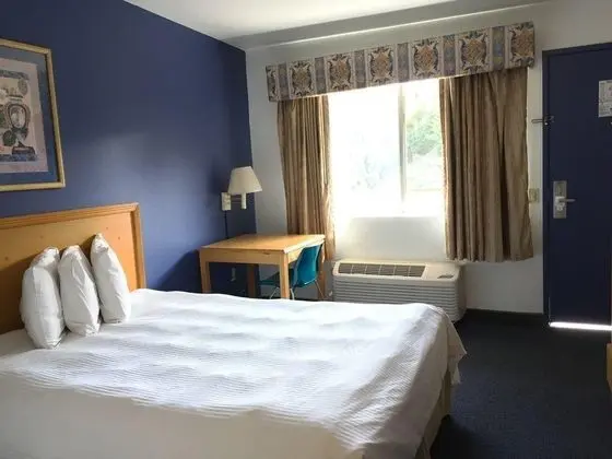 Bay Inn & Suites