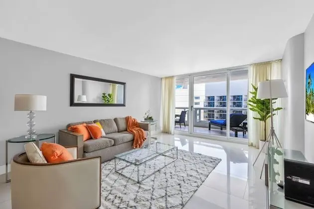 Bay Overlooking Condo With Balcony - Öne Çıkan Resim